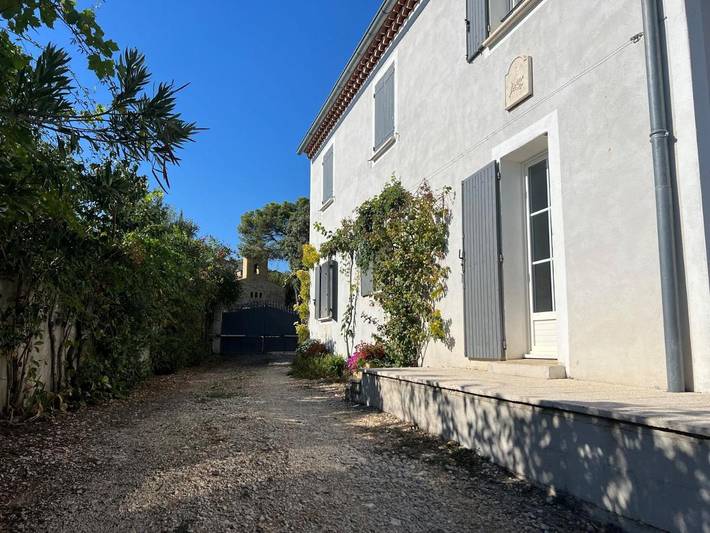 Location de vacances pour 6 personnes, avec vue ainsi que jardin et piscine, animaux acceptés à Saint-Maximin (Nimes) - 3