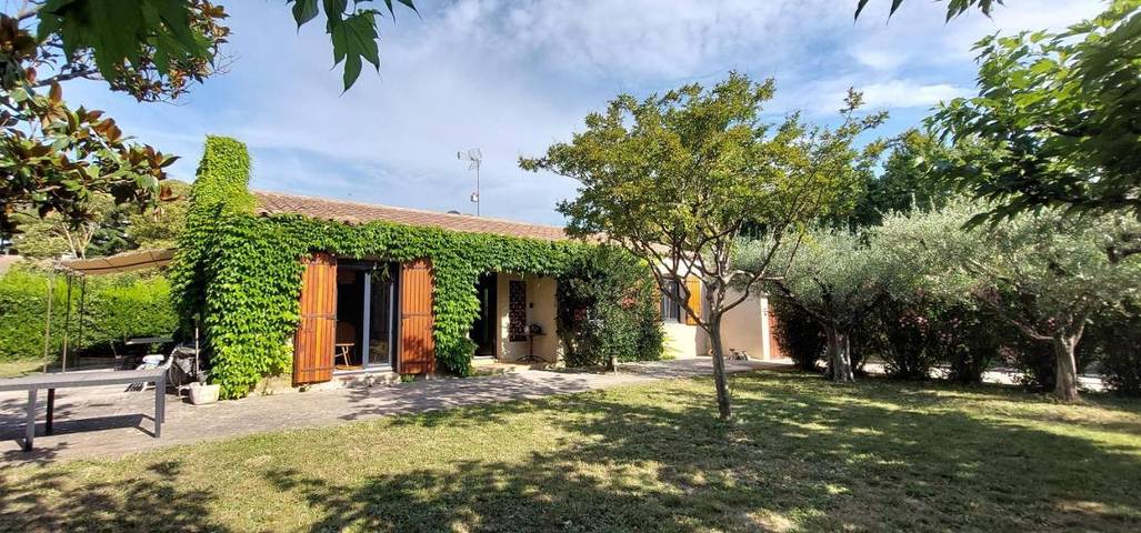 Location de vacances pour 12 personnes, avec jardin ainsi que terrasse et piscine à Saint-Étienne-du-Grès - 3