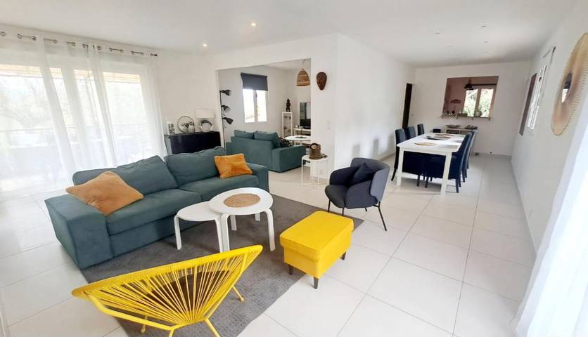 Location de vacances pour 6 personnes, avec jardin ainsi que vue et piscine, animaux acceptés à Dauphin (homonymie)