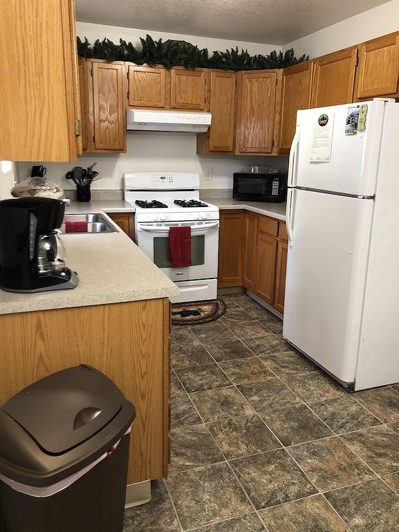 Ganze Wohnung, 2 Schlafzimmer, 1 Bad ruhige Lodge in der Nähe der Stadt mit Waldblick! in Kenai Peninsula