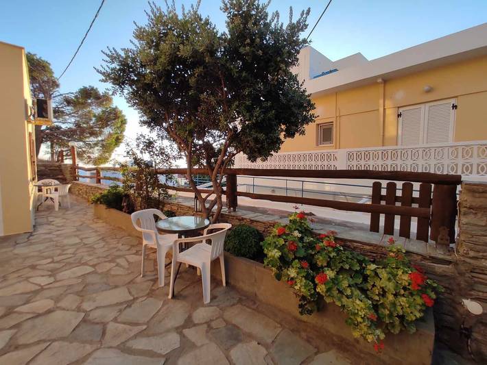 Monolocale intero, Appartamento 'Camera Doppia con Vista Mare' con Giardino in Comune e Wi-Fi in Andros