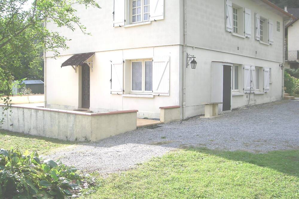 Appartement entier, Appartement 80 m², rdc, séjour, 2 chambres, cuisine, wc séparé, salle de bain. in Gan, Béarn