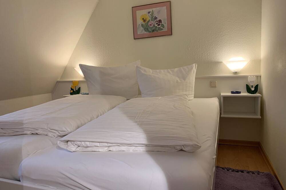 Ganze Wohnung, Wohnen unter Reet in zentraler Ortlage in Nebel, Amrum