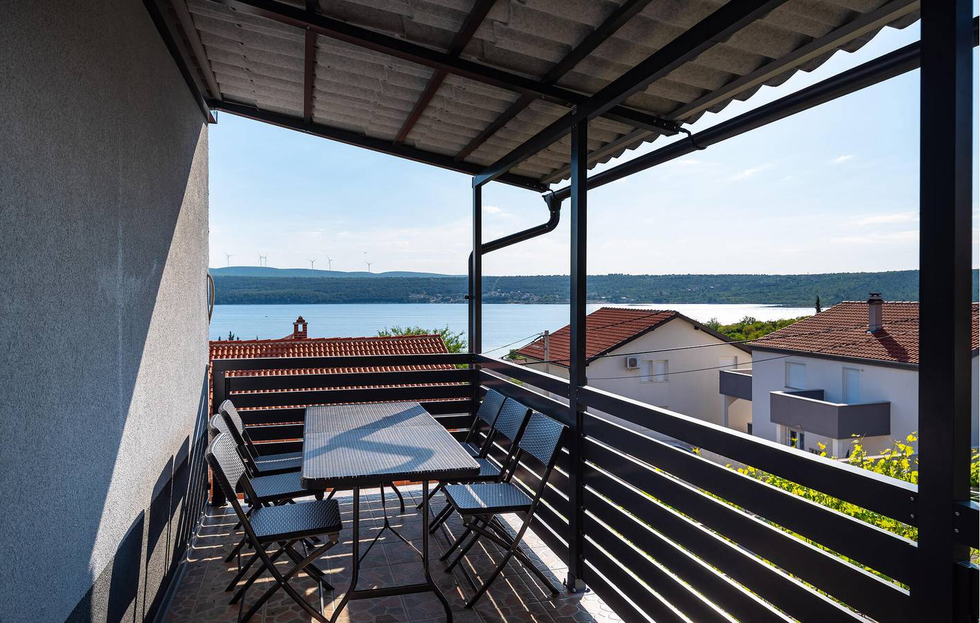 Ganze Ferienwohnung, Apartment mit Meerblick, Terrasse und Annehmlichkeiten, 1,5 km von der Küste entfernt in Donji Karin, Zadar