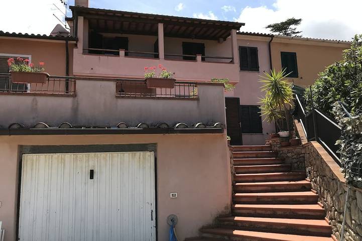 Ferienhaus für 4 Personen, mit Balkon und Whirlpool sowie Garten