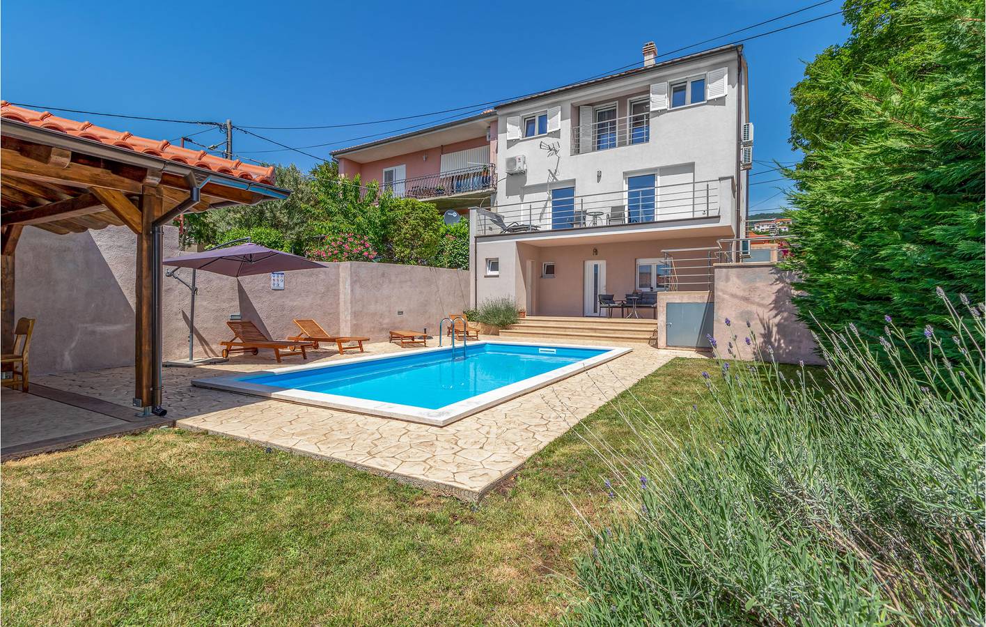 Charmantes Apartment mit 2 Schlafzimmern, Meerblick, Pool und Terrasse, in der Nähe von Restaurants in Kraljevica, Primorje-Gorski Kotar