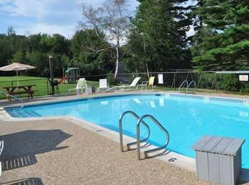 Ganze Wohnung, Cedar Lodge condo with mountain & lake Winnipesauke views! in Weirs Beach, Lake Winnipesaukee