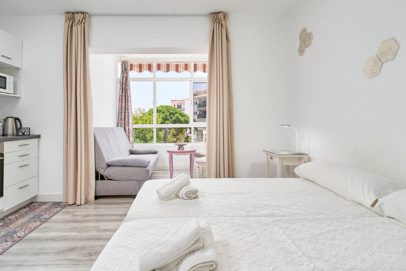 Gehele studio, Studio 'La Marina Nerja' met privéterras, draadloos internet en airconditioning in Nerja Centre, Nerja