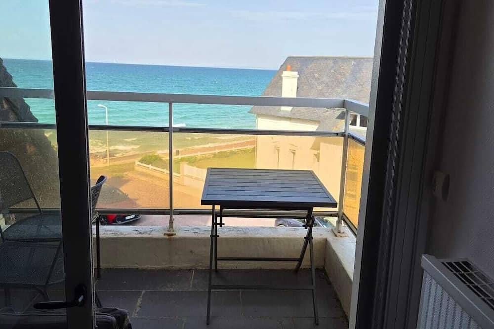 Ganze Wohnung, Large Beachfront Duplex For 6 People, 3 Bedrooms, 2 Bathrooms, Parking in Luc-sur-Mer, Caen und Umgebung