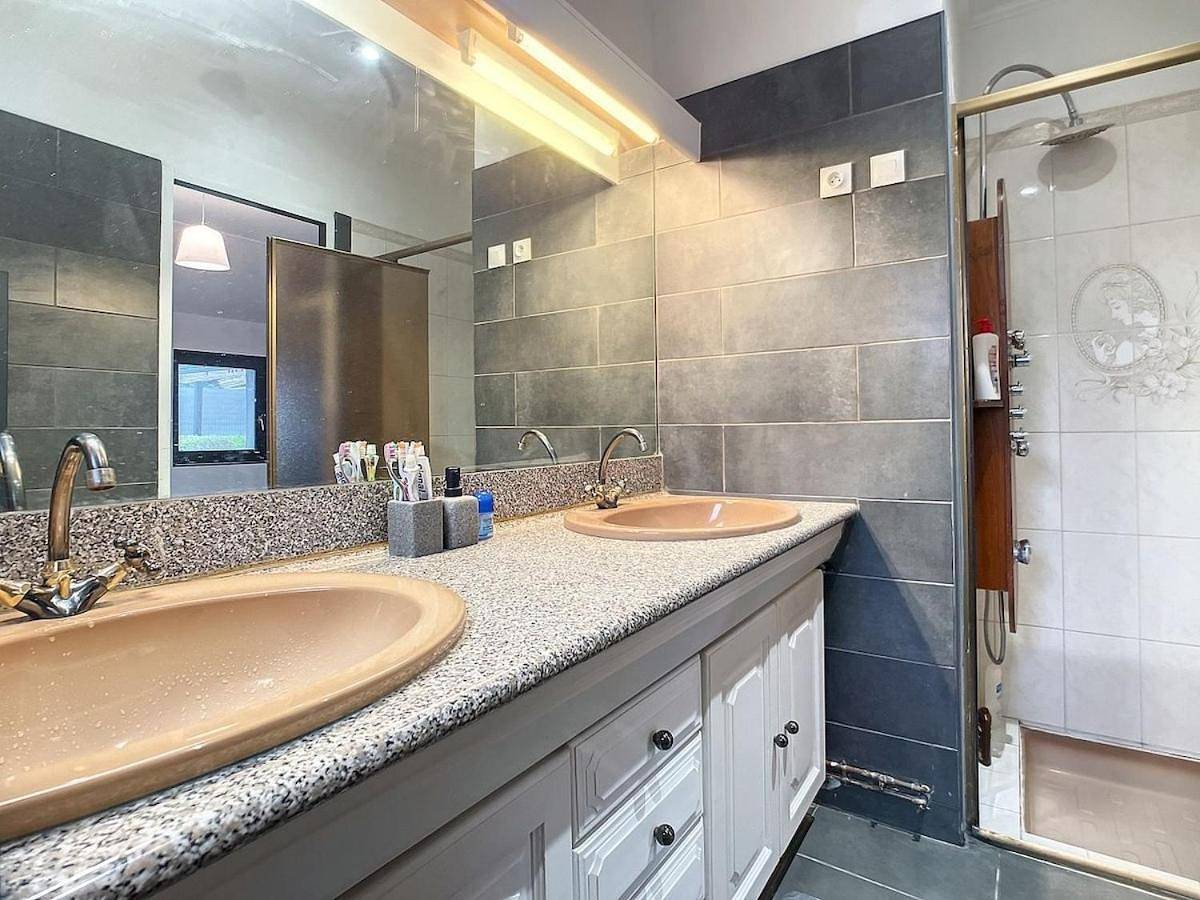Three-Bedroom House in Villemandeur, Région de Montargis