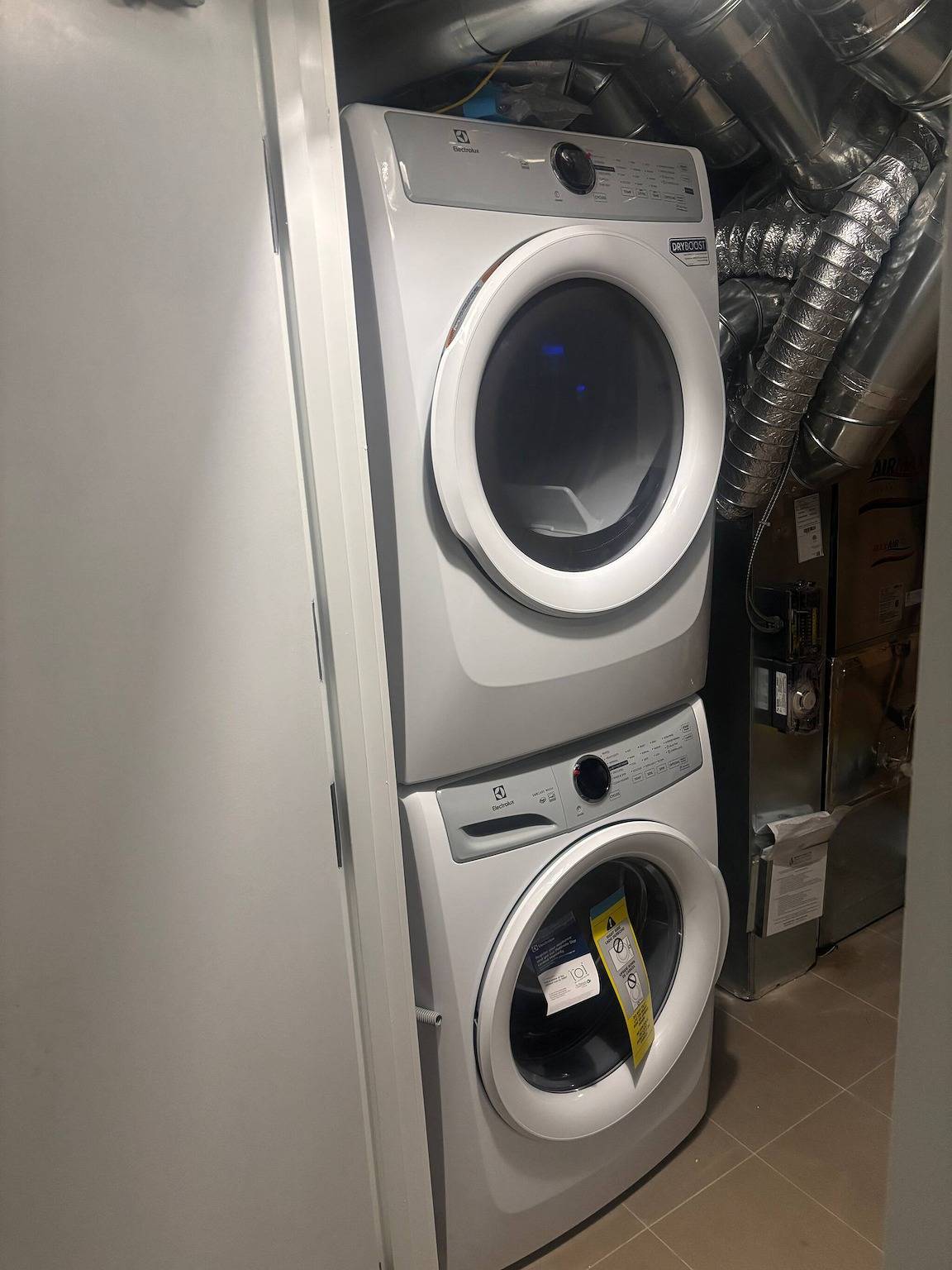Apartamento entero, Acogedora suite en el sótano de 1 dormitorio en uno de los principales barrios de Toronto in North York, Toronto