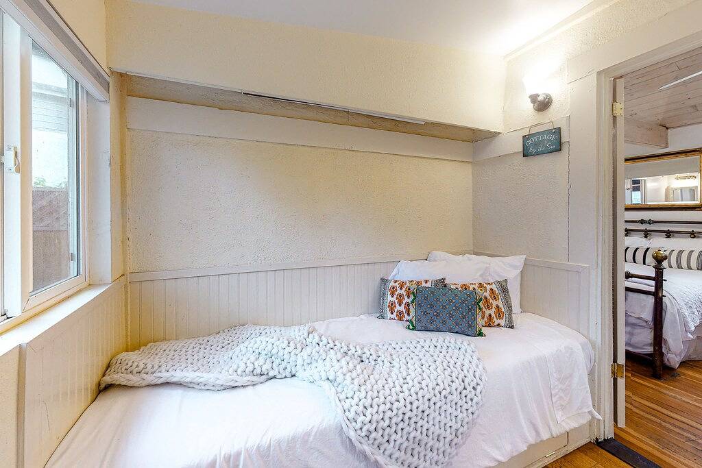 Coastal cottage with private patio - 2 minute walk to beach in Santa Barbara, Santa Barbara County