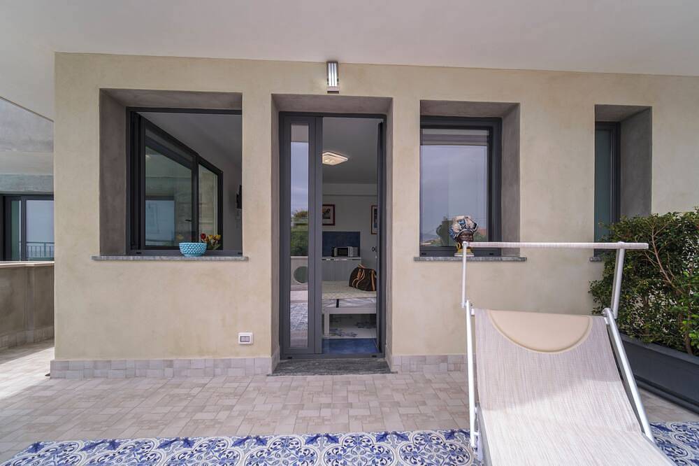Poseidon studio apartment with sea view and pool access in Fondachello, Catania Province