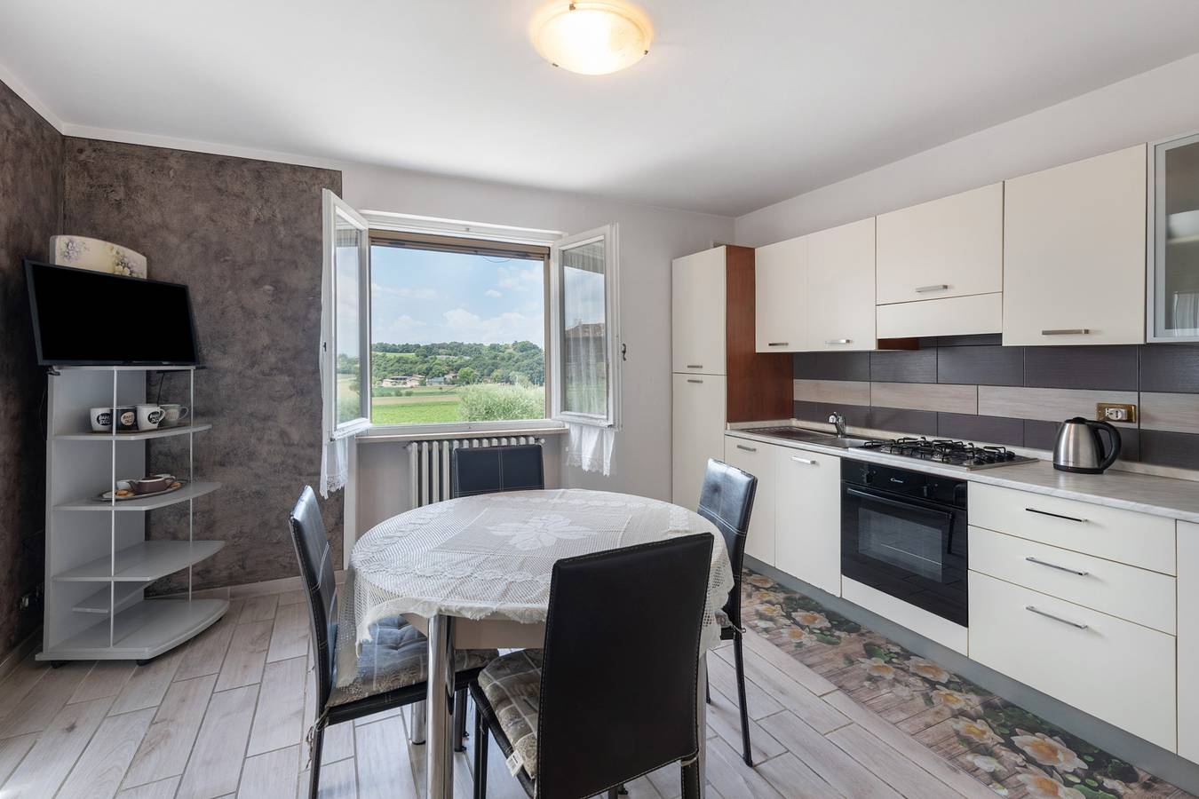 Geheel appartement, Appartement 'La Corte Delle Fate' met Gedeeld Zwembad, Gedeelde Tuin en Wi-Fi in Lonato, Provincie Brescia