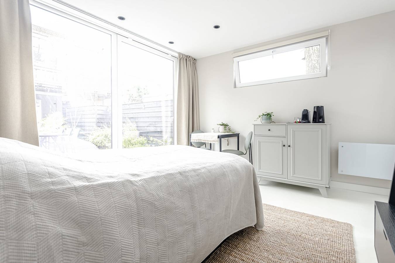 Gehele studio, The Garden Suite in Zandvoort, Nederlandse Noordzeekust