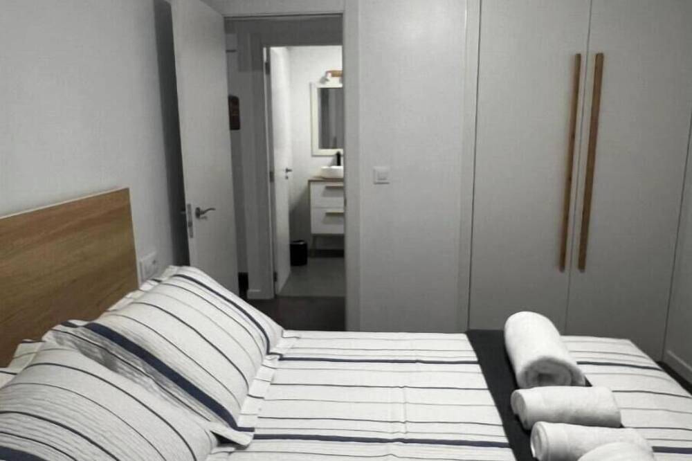 Entire apartment, A Casa da Praia - first floor (on the beach, ria de vigo at 600m. camino santiago) in Redondela, Rías Baixas