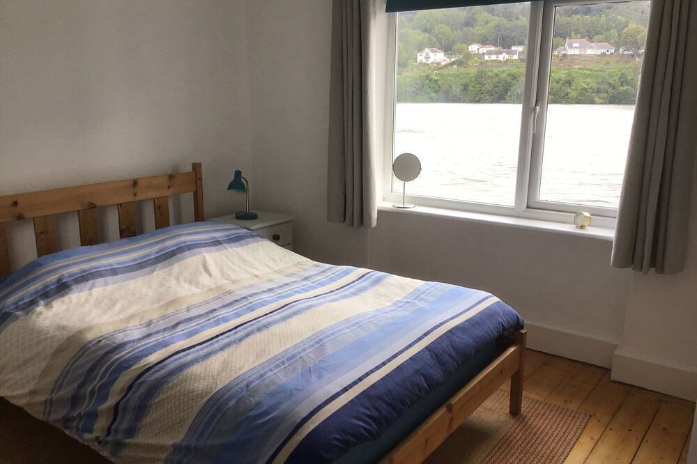 Menai Bridge Lovely seafront cottage with beautiful views of the Straits in Menai Bridge, Isle of Anglesey