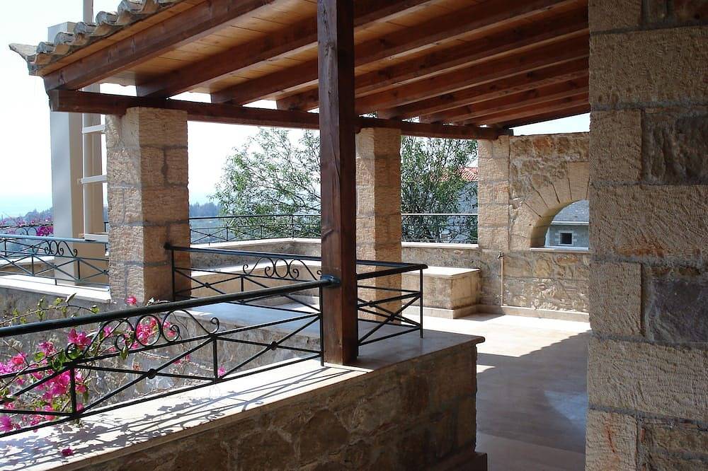 Traditional Stone Villa mit großem Blick auf das Meer in Stoupa, Messenien