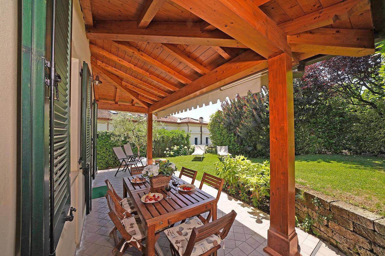 Villa Daniela con giardino privato recintato e barbecue, vicino alla spiaggia in San Felice del Benaco, Prealpi Gardesane