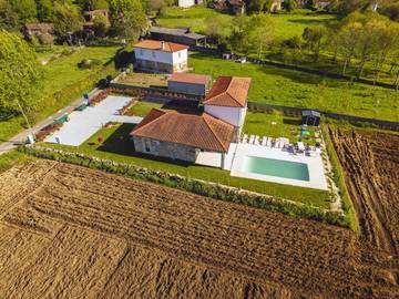Location de vacances pour 8 personnes, avec piscine ainsi que jardin et terrasse à Palas de Rei