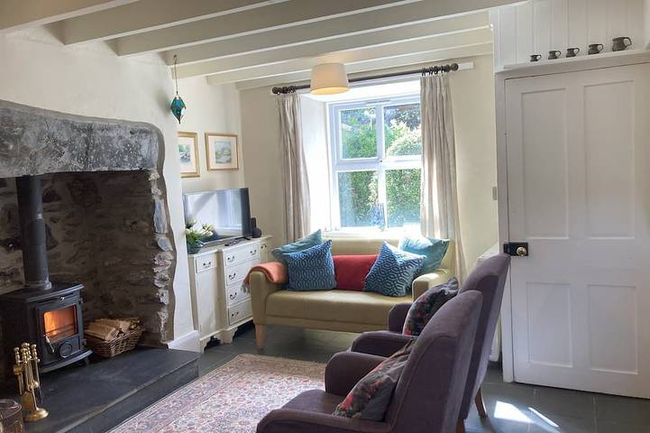 1 Penygroes cosy slate cottage within the Eryri/Snowdonia National Park in Penmachno, Snowdonia