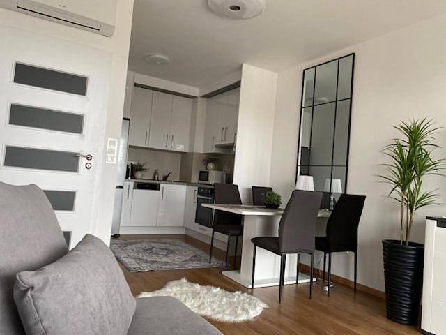 Ferienwohnung für 4 Personen, mit Balkon und Terrasse sowie Garten und Pool