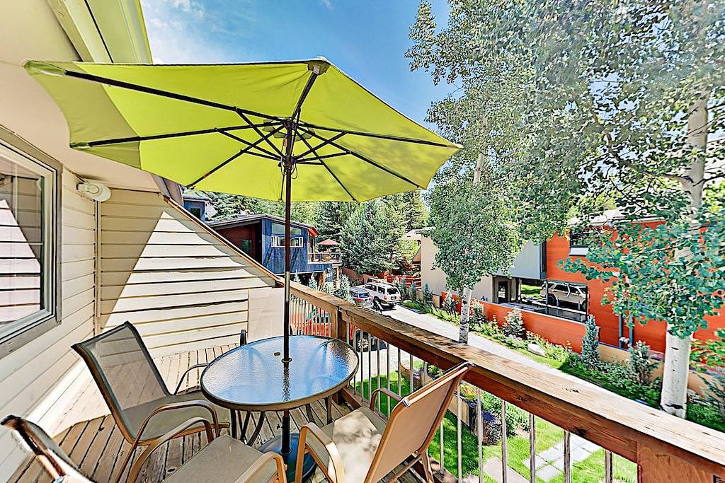 Ganze Wohnung, Attractive Condo 1 Mile From Ski Resort w/Deck, Mountain Views, Free Wifi, W/D in Aspen, Aspen Snowmass