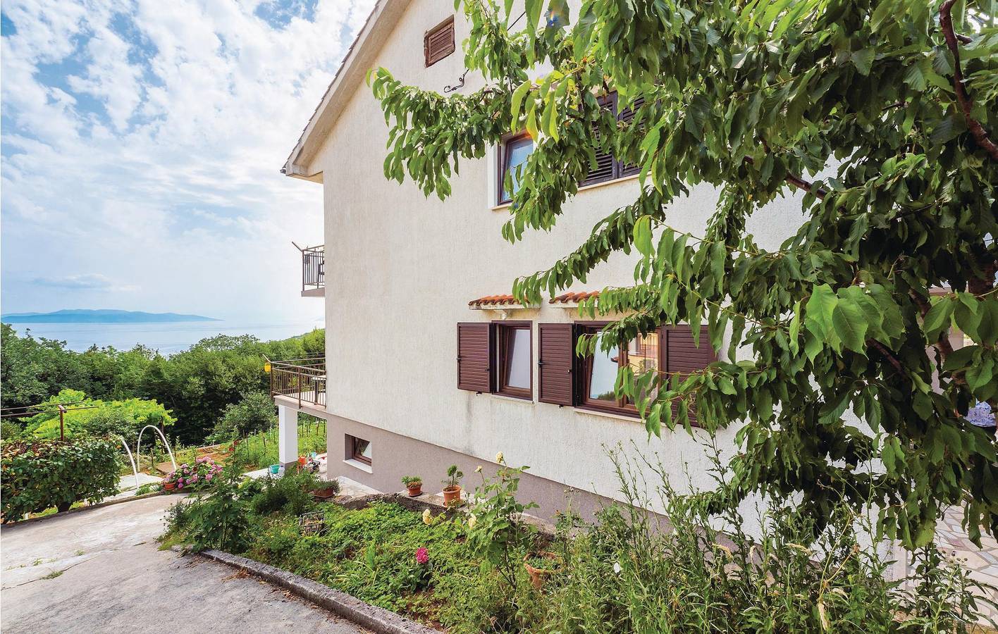 Appartement de vacances entier, Appartement confortable avec vue sur la mer, terrasse, parking et Wi-Fi - À deux pas de la plage ! in Opatija Riviera