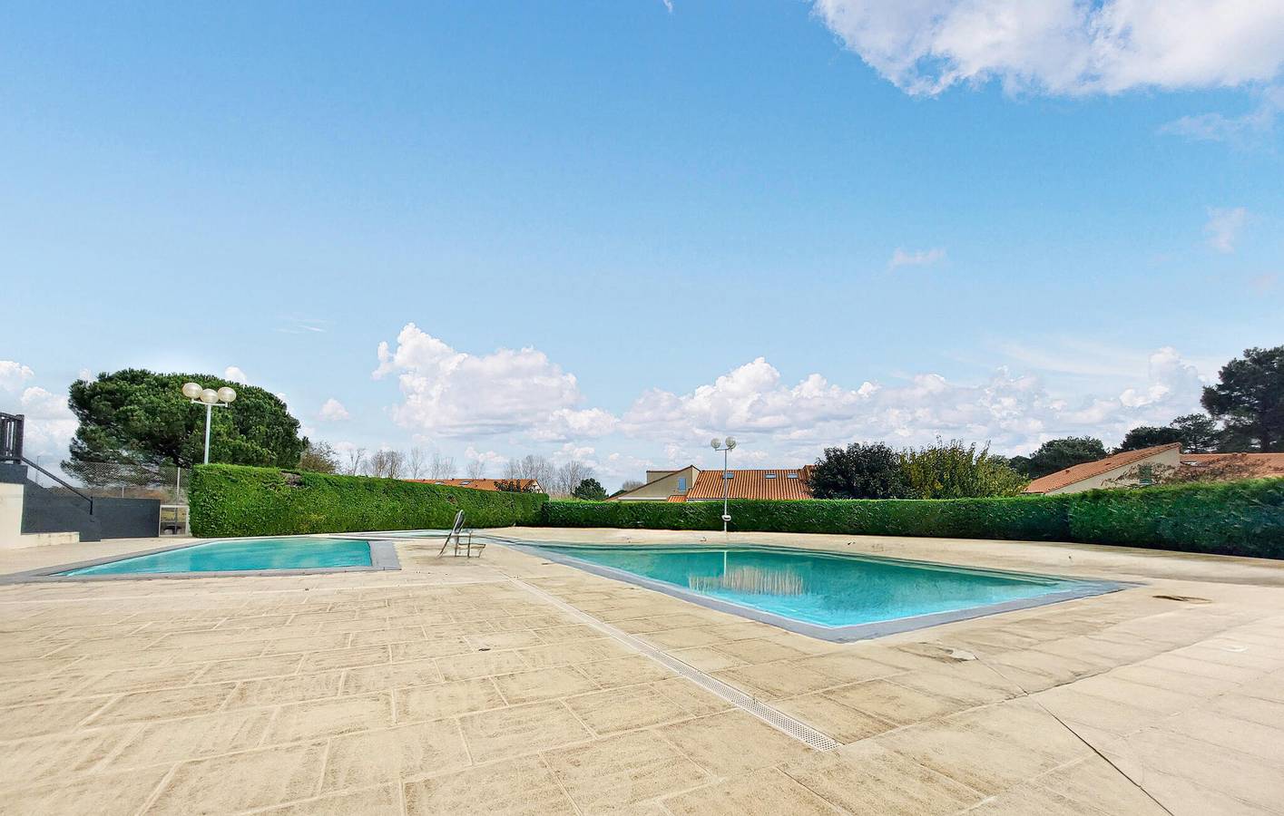 Beachside Apartment with Pool and Garden, 2km from Beach in La Palmyre, Les Mathes