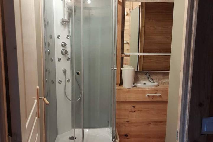 Gîte pour 8 personnes, avec jardin et terrasse, animaux acceptés à Arles - 4