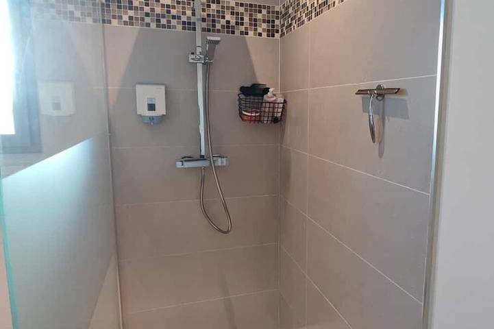 Promo Reduction 13% stay 14 days contemporary villa with pool in Pujaut, Nimes und Umgebung