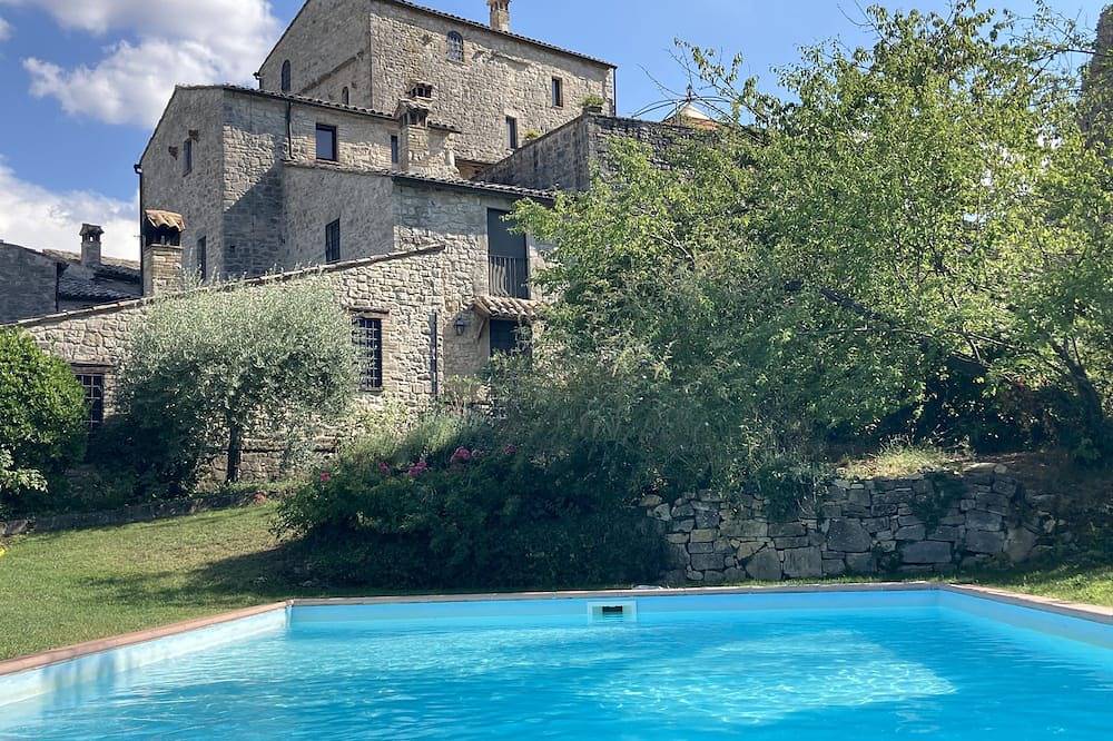 Entire apartment, Apartment facing the pool in medieval village with view of Todi in Todi, Perugia Province