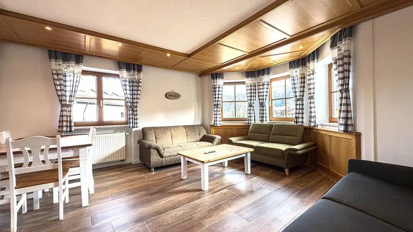 Vakantiewoning voor 13 personen, with Balkon and Terras as well as Tuin in Steibis
