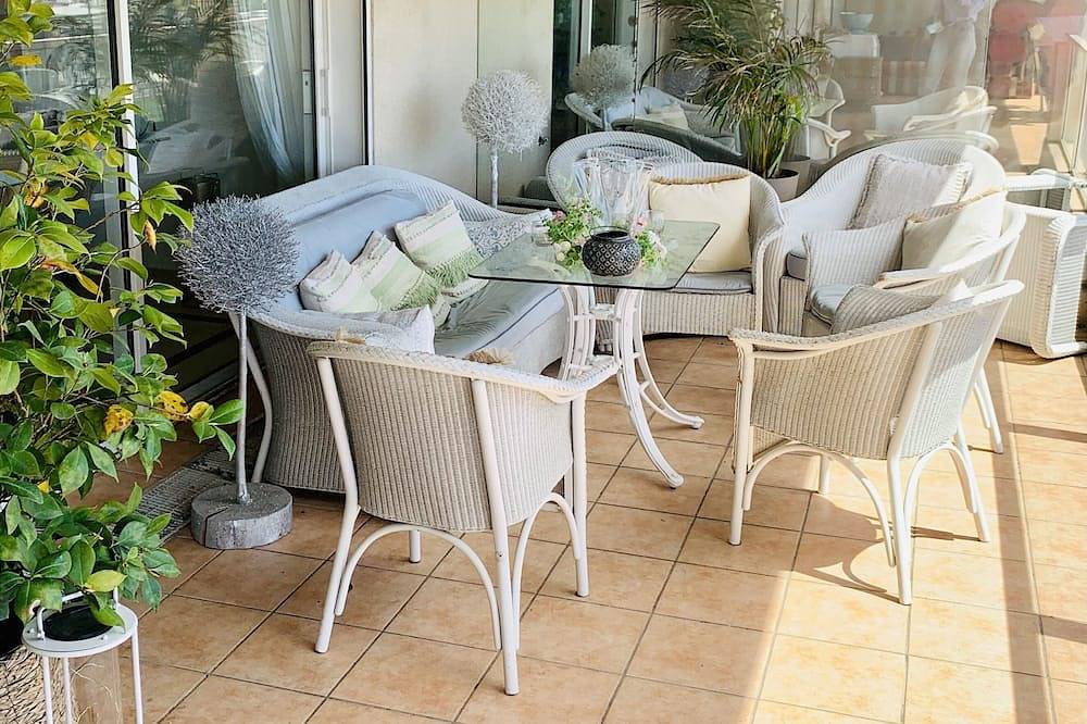 Appartamento intero, Amazing spacious appartement front of the beach. in Golfe-Juan, Vallauris