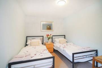 Log Cabin for 4 People in Sheffield, Peak District, Photo 4