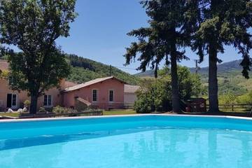 Location de vacances pour 6 personnes, avec jardin et piscine à Le Perréon
