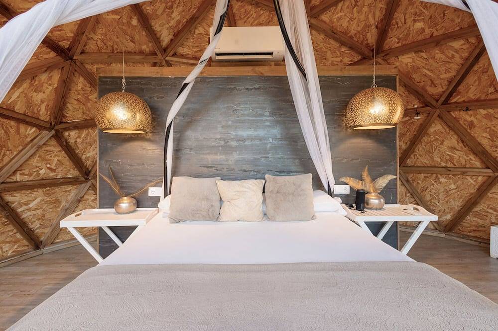 Entire apartment, Apartment 'Suite Golden Bubble' with Mountain View, Wi-Fi and Air Conditioning in Canyelles (Barcelona), Garraf