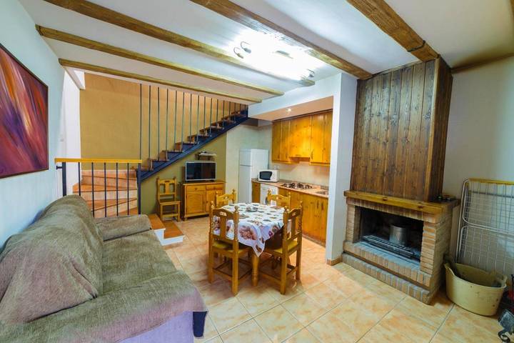 Apartamento de vacaciones para 3 personas, con Balcón y Terraza además de Jardín y Piscina en Alcalá del Júcar