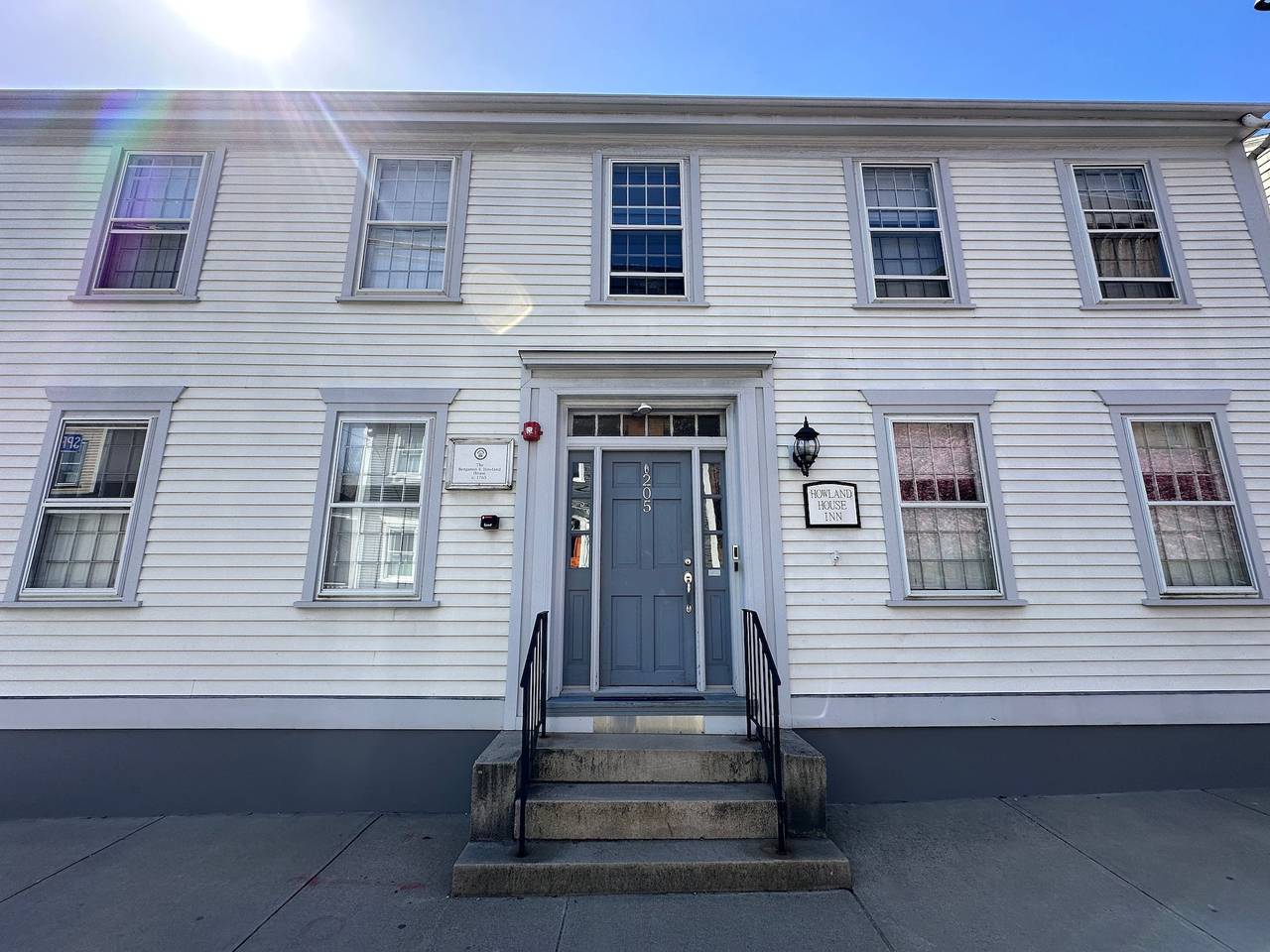 Entire Historic 5 Bed/ 5 Bath Inn Sleeps 17 in Newport, Newport County