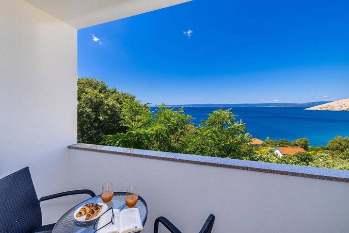 Ferienwohnung für 5 Personen, mit Balkon und Terrasse sowie Ausblick auf Krk