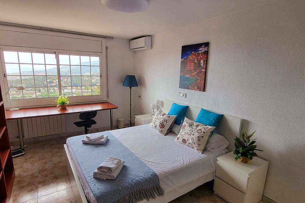 Sunny house - Infinity pool with spectacular views in Urbanizacion Montcabrer, Cabrils