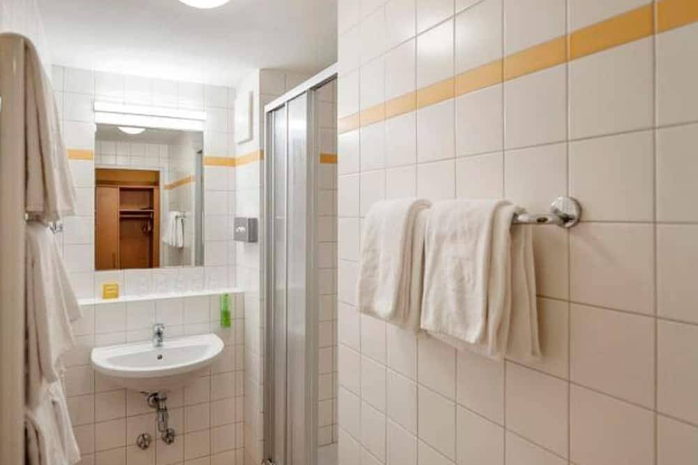 Five-bed room, shower, Wc, comfort - Jufa Hotel Kaprun in Kaprun, Pinzgau