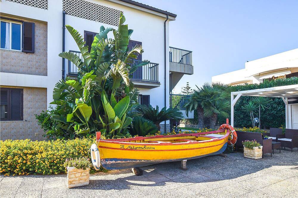 Entire apartment, Discover the southeastern tip of Sicily and relax in this bright and elegant vacation apartment. in Marzamemi, Noto region