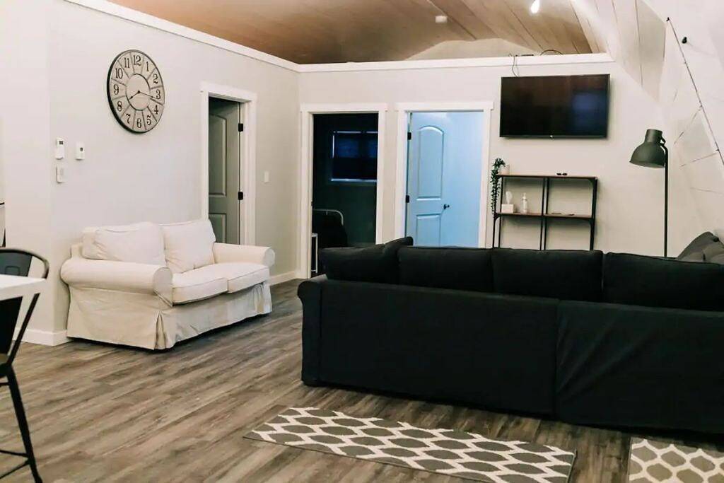 Ganze Wohnung, Modern Barn Stay 2Br, 1Ba Sleeps 6- in Amish Country near Berlin in Holmes County