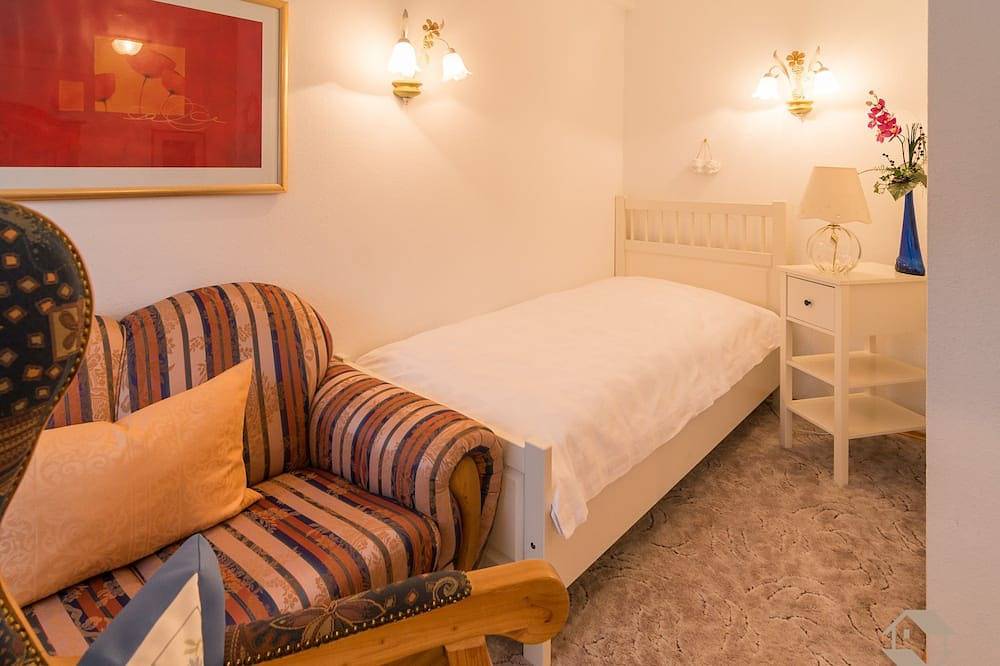 Ganze Wohnung, Ferienwohnung '1' mit privater Terrasse, Gemeinschaftsgarten und Wi-Fi in Enzklösterle, Nordschwarzwald