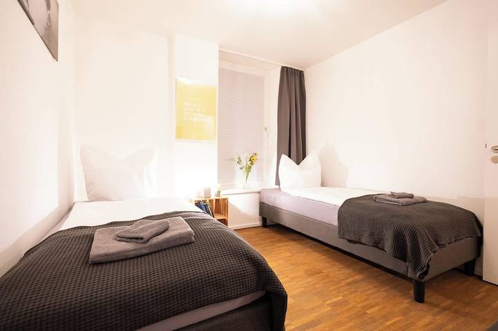 Appartement entier, Vacation apartment with 2 bedrooms (Yellow Submarine Suite) in Halle, Saale-Unstrut