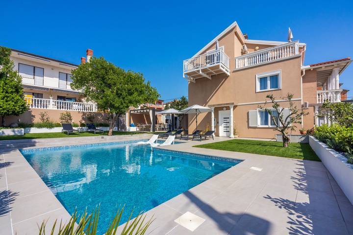 Ferienwohnung für 4 Personen, mit Pool und Balkon - 1