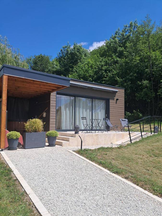 Lodge pour 2 personnes, avec Jacuzzi et Terrasse ainsi que Jardin et Vue