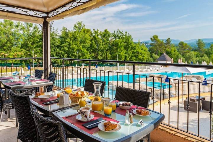 Location de vacances pour 4 personnes, avec Balcon/Terrasse et Jacuzzi ainsi que Terrasse et Jardin dans Domaine de Fayence