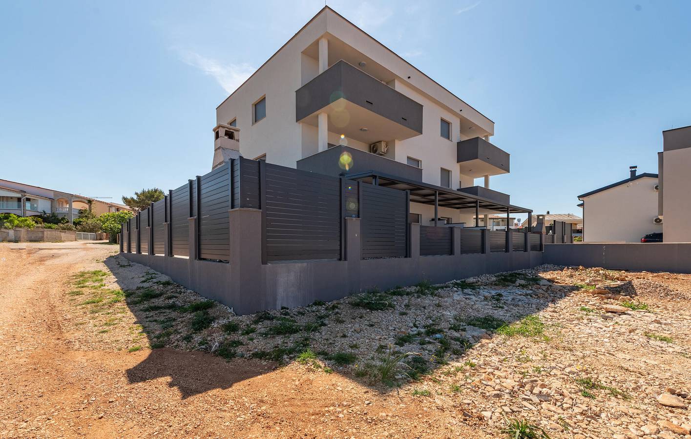 Ganze Ferienwohnung, Apartment am Meer mit Terrasse, Parkplatz und WLAN – 700 m vom Strand entfernt in Povljana, Pag